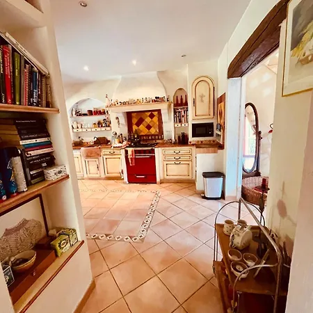 Entre Vigne Et Villa *